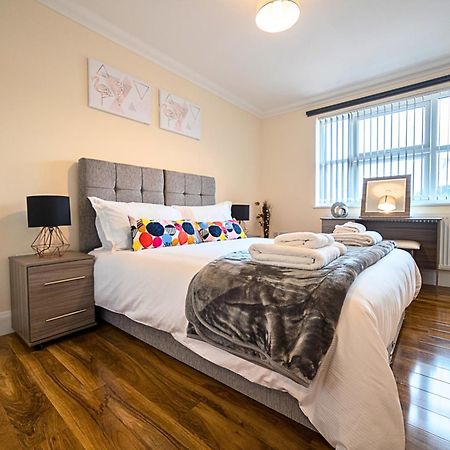 Heathrow Rare Find 2 Bedroom Plus 2 Bathroom Flat - Sleeps 6- Free Parking- Close To Heathrow Terminals-Quiet Development 斯坦维尔 外观 照片