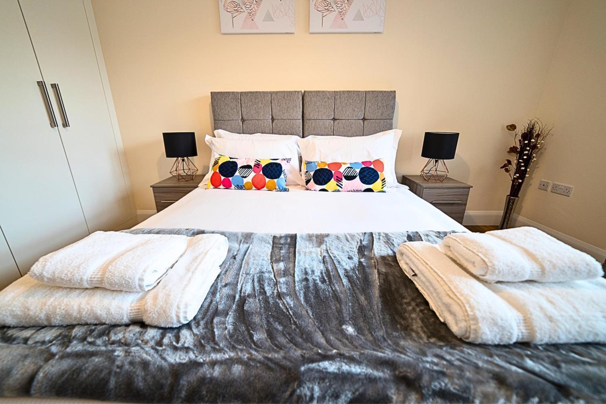 Heathrow Rare Find 2 Bedroom Plus 2 Bathroom Flat - Sleeps 6- Free Parking- Close To Heathrow Terminals-Quiet Development 斯坦维尔 外观 照片
