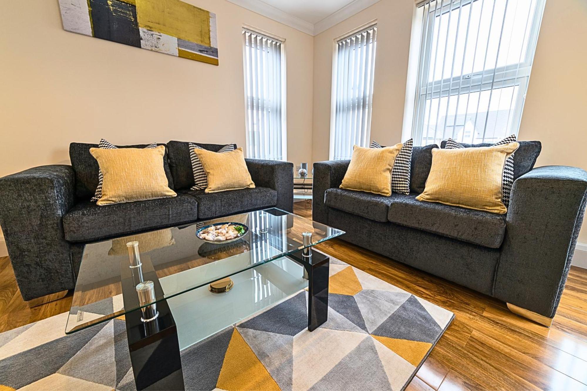 Heathrow Rare Find 2 Bedroom Plus 2 Bathroom Flat - Sleeps 6- Free Parking- Close To Heathrow Terminals-Quiet Development 斯坦维尔 外观 照片